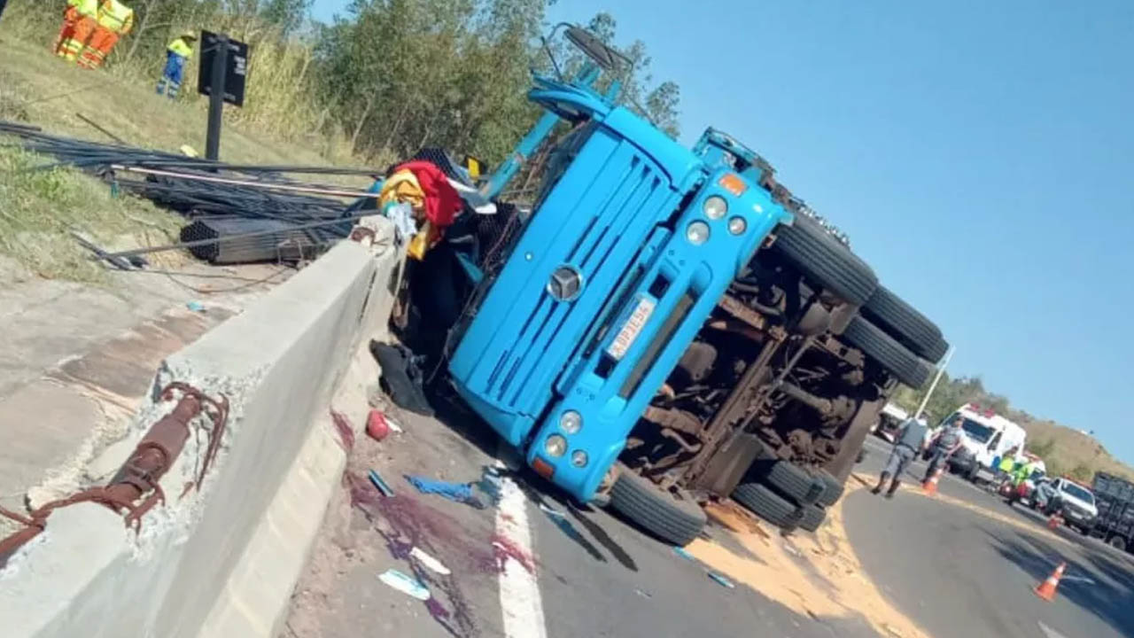 Caminhão tomba e duas vítimas são atendidas em estado grave