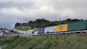 Caminhoneiros mantêm os bloqueios em rodovias na região de Sorocaba nesta terça-feira dia 1º