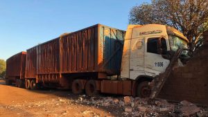 Carreta bi-trem derruba muro e invade casa em Ibirarema