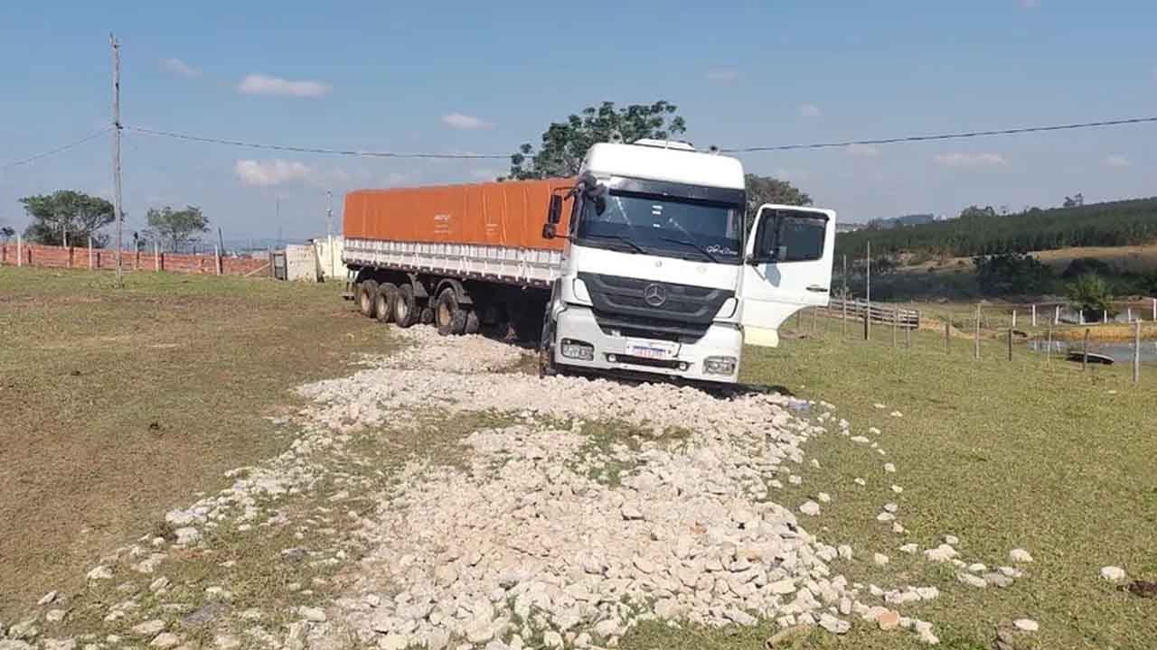 Carreta roubada é localizada em sítio em Sorocaba, onde funcionava desmanche de veículos