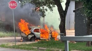 Carro de autoescola pega fogo durante aula em Sorocaba