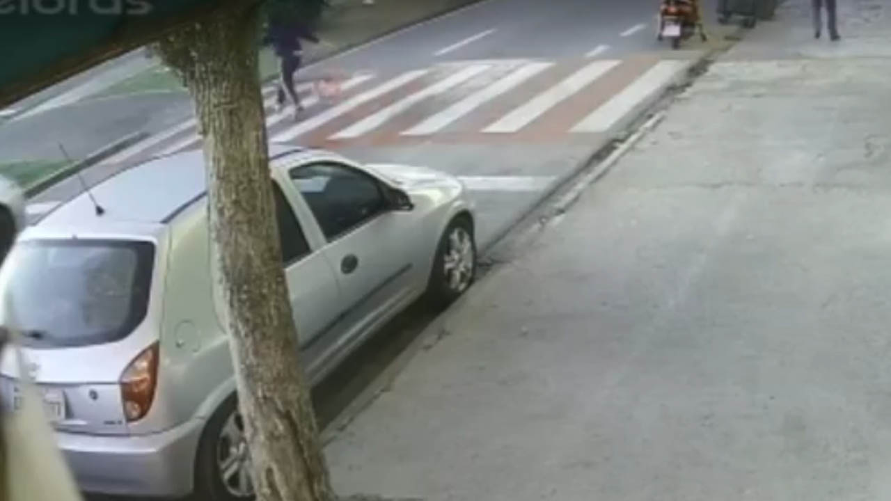 Criança é atropelada na fiaxa de pedestre em frente à escola em Sorocaba