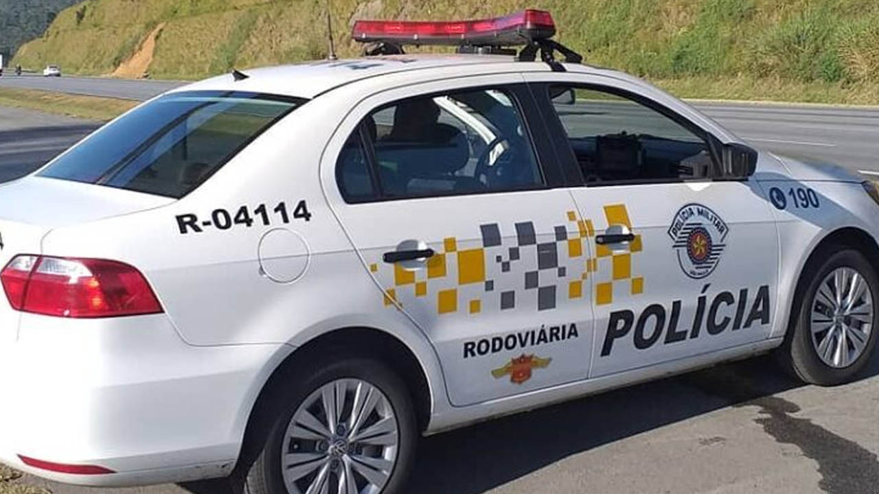 Criminosos invadiram um caminhão e fizeram seu motorista refém por aproximadamente uma hora, na sexta-feira, dia 22, por volta das 1h30, em Saltinho.