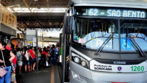 Homem morre ao cair de ônibus em Sorocaba