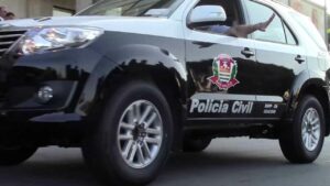 Itens vencidos são retirados pela Polícia em restaurante de Mogi Mirim