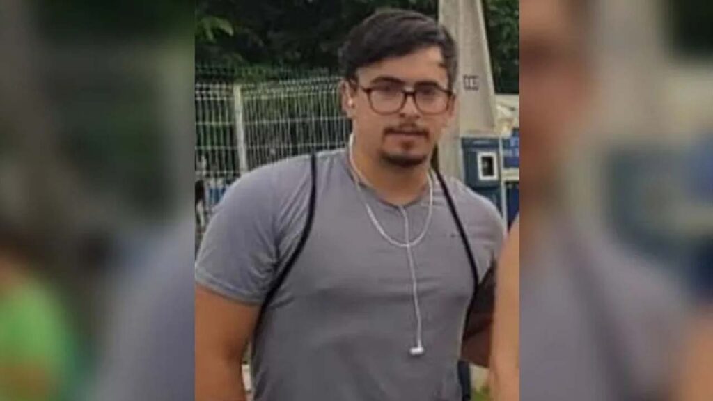 Jovem de 27 anos morre após motocicleta bater contra caminhão