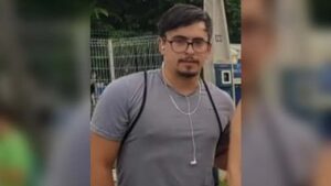 Jovem de 27 anos morre após motocicleta bater contra caminhão