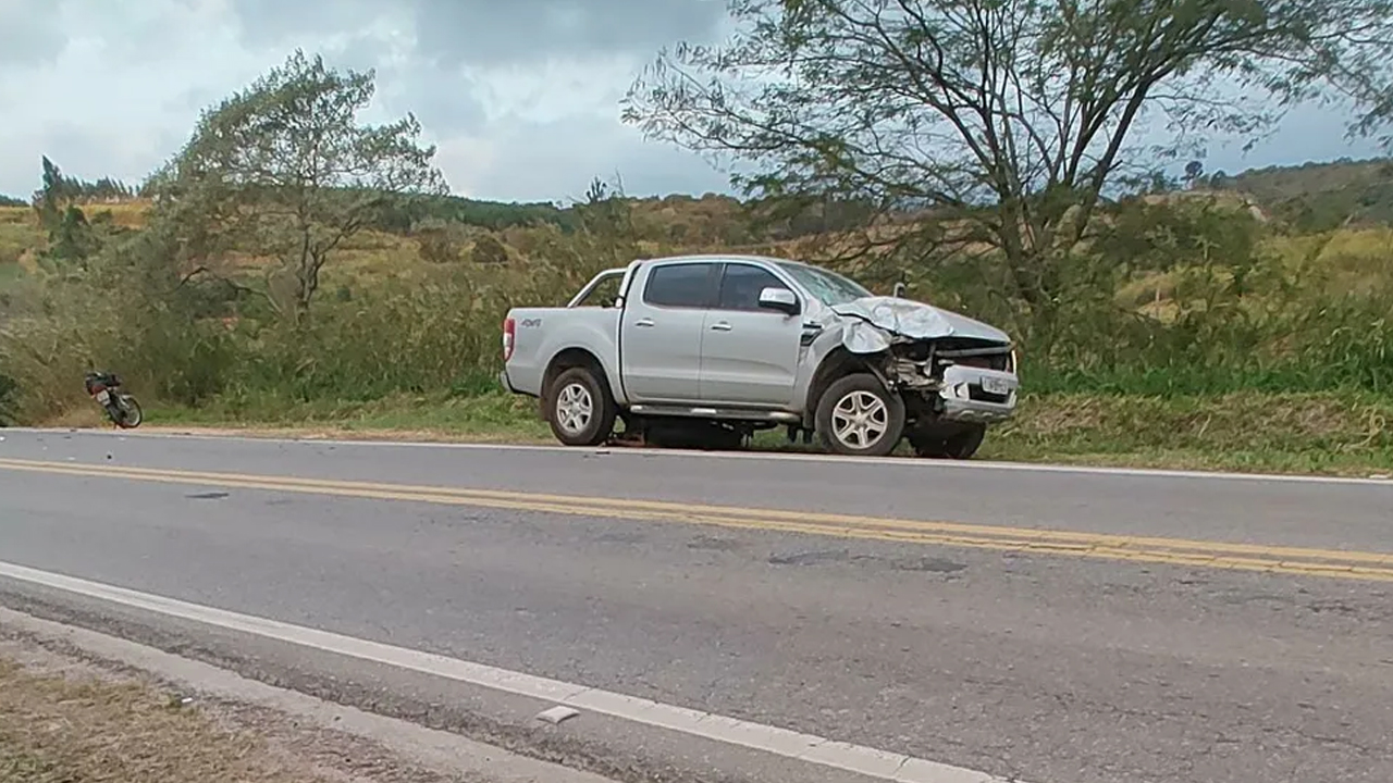 Motociclista de 64 anos morre em colisão com carro na contramão