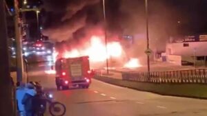 Motorista é rendido e ônibus é incendiado em avenida de Sorocaba