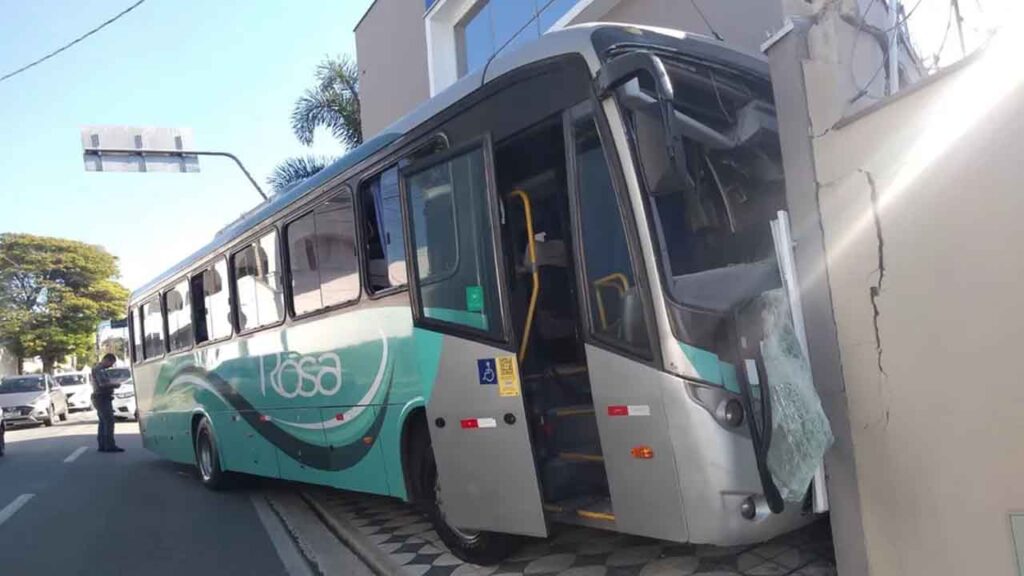 Ônibus desgovernado atinge imóvel no centro de Sorocaba