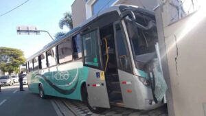 Ônibus desgovernado atinge imóvel no centro de Sorocaba