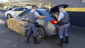 Polícia Rodoviária apreende carro roubado com mais de 450 tijolos de maconha em Tatuí