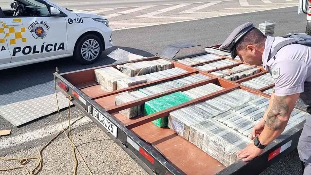 Polícia apreende quase meia tonelada de cocaína escondida em 'carretinha' de picape