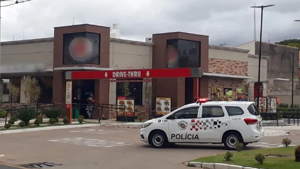 Policial militar atira em homem dentro de restaurante e é preso em Itu