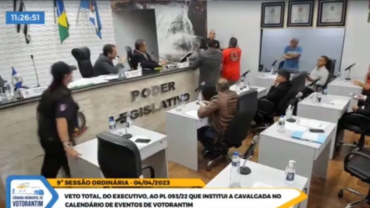 Vereador é denunciado por ofender 'pessoas com 100 kg' em discussão sobre evento de cavalgada: 'Tinha que carregar o animal'