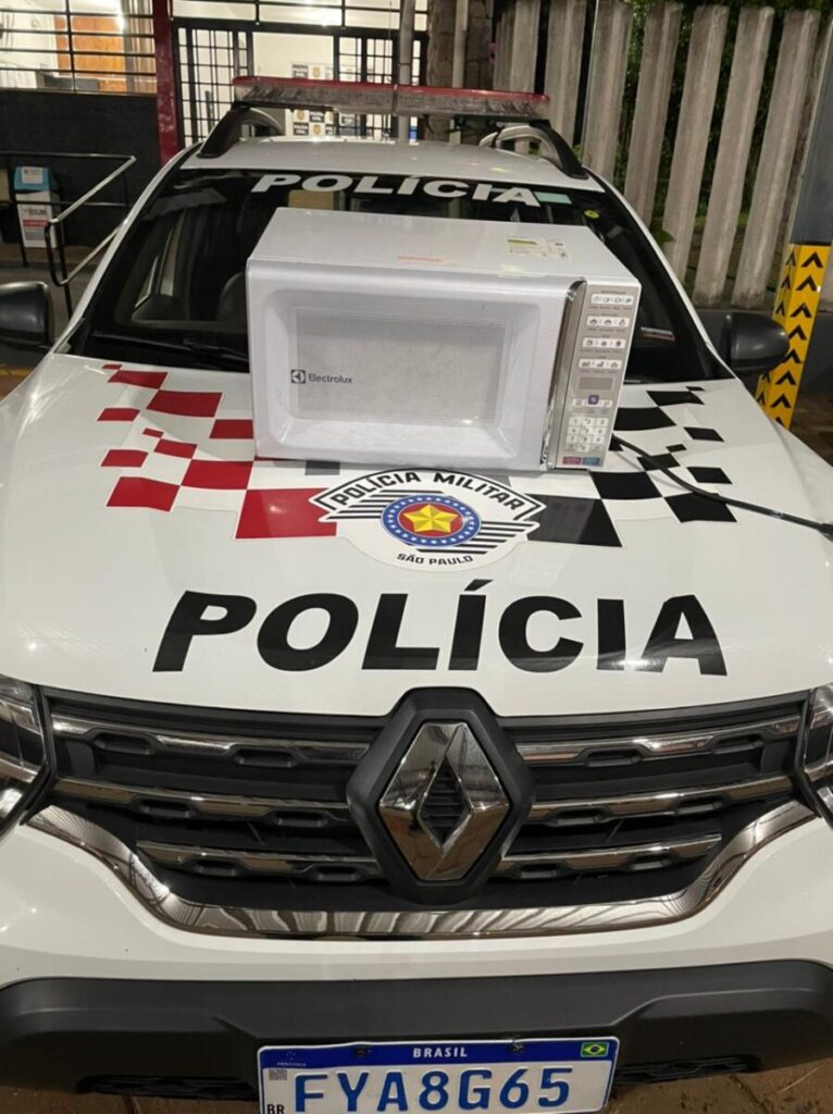 apos furto menores sao abordados carregando forno micro ondas e alegam divida por drogas