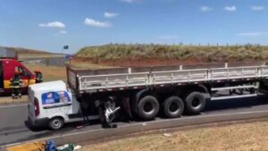 Motorista de Botucatu morre em acidente com caminhão bitrem em Lins