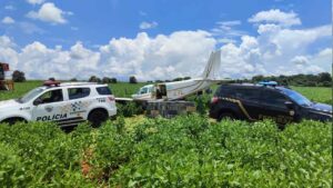 Avião com meia tonelada de cocaína faz pouso forçado em Santa Cruz do Rio Pardo