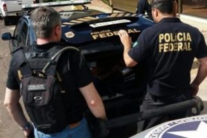 Polícia Federal e BPFRON apreendem embarcações carregadas com cigarros contrabandeados em Guaíra-PR