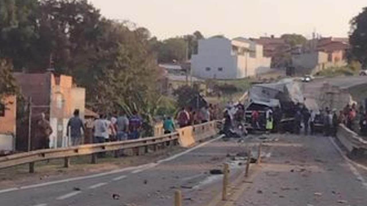 Acidente envolve três caminhões no trevo de acesso a Laranjal Paulista