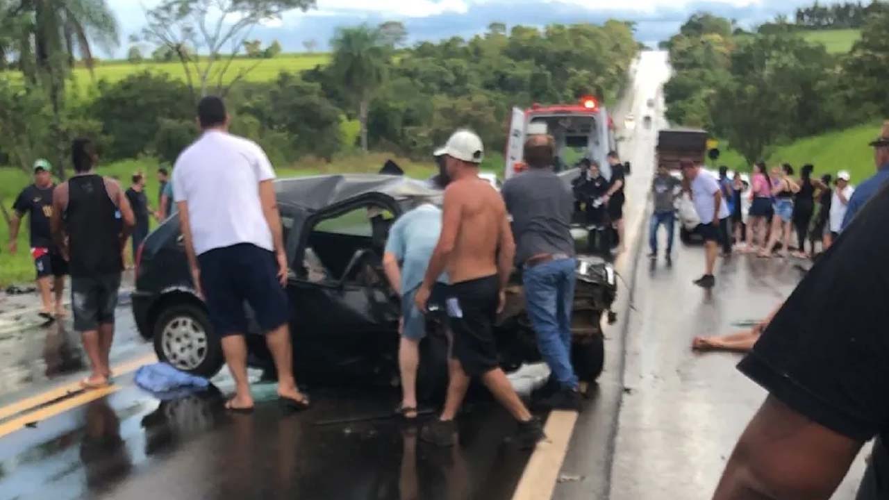 Acidente mata bebê de 6 meses e deixa cinco feridos em rodovia de Iacanga