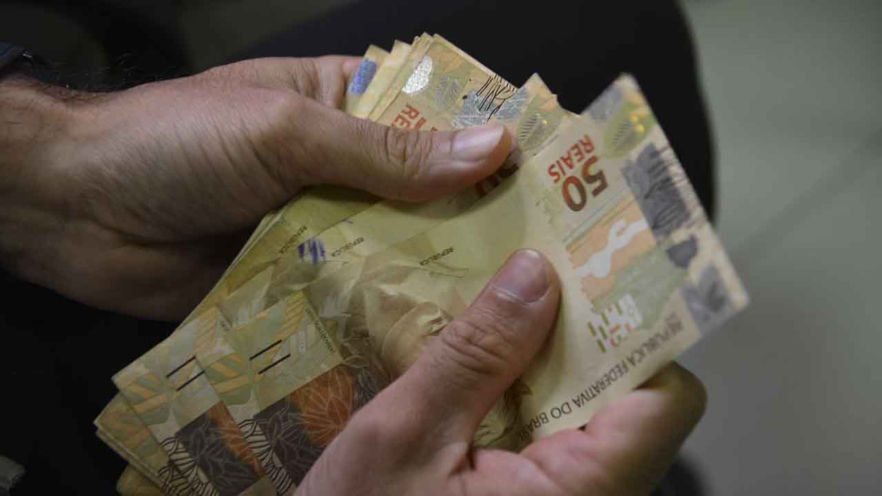 Beneficiários com NIS final 2 recebem hoje Auxílio Brasil