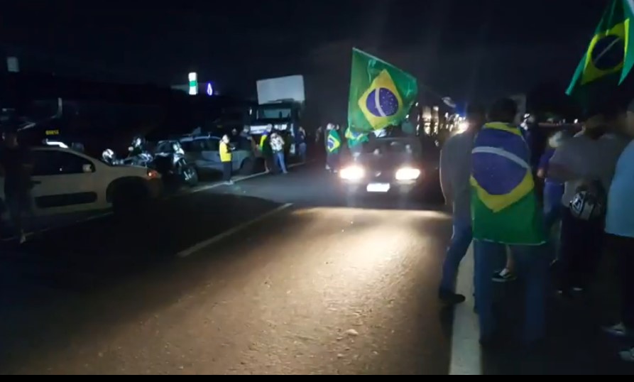 Botucatu: Rodovia Castelinho foi interditada por caminhoneiros manifestantes