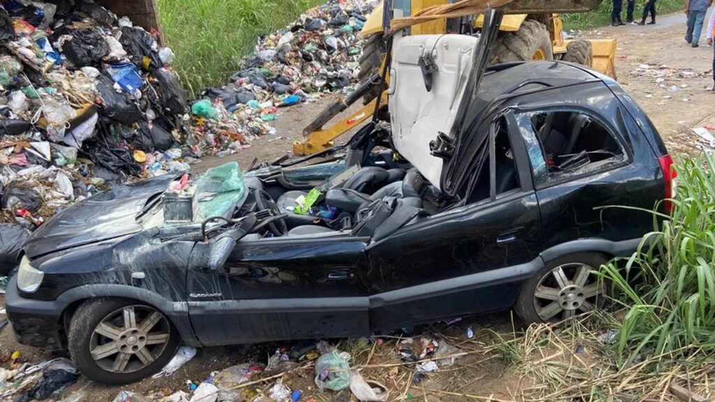 Caçamba de caminhão de lixo tomba em cima de carro e mata mulher em estrada entre Nova Odessa e Sumaré