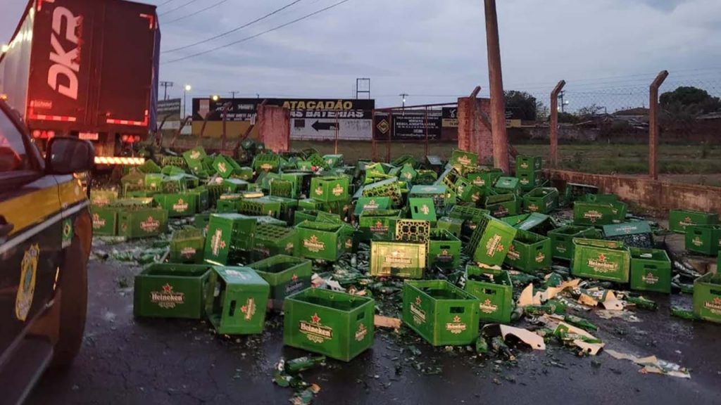 Caixas de cerveja caem de carreta e se espalham em trecho urbano em Marilia