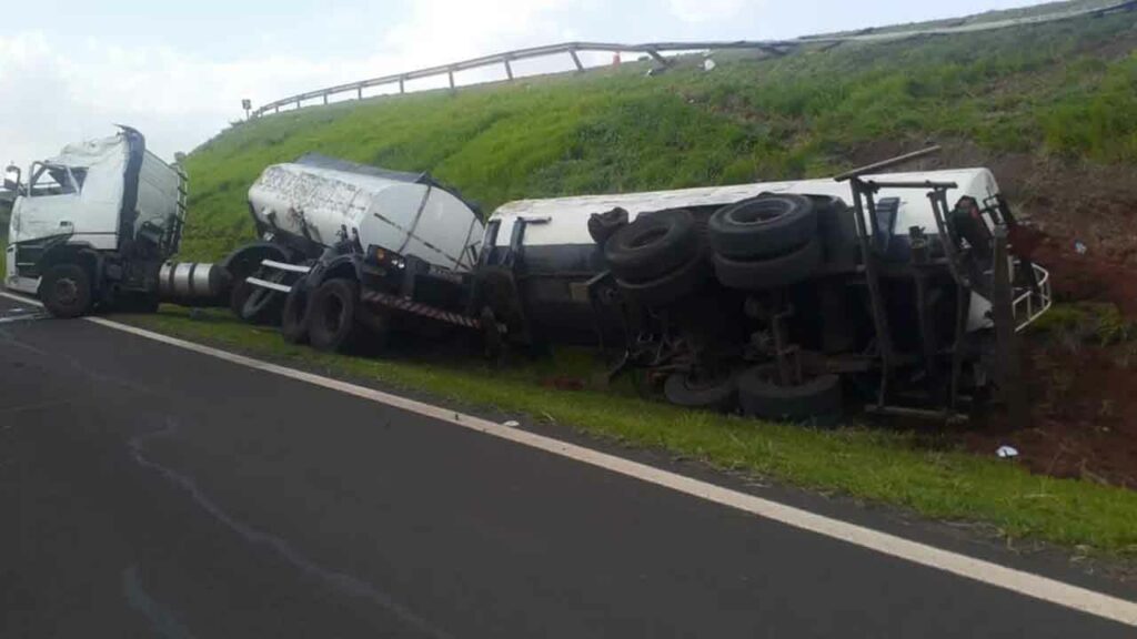 Caminhão com combustível capota e mata motorista em Piracicaba