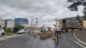 Carga de cerveja cai de caminhão e toma conta de rua de Limeira