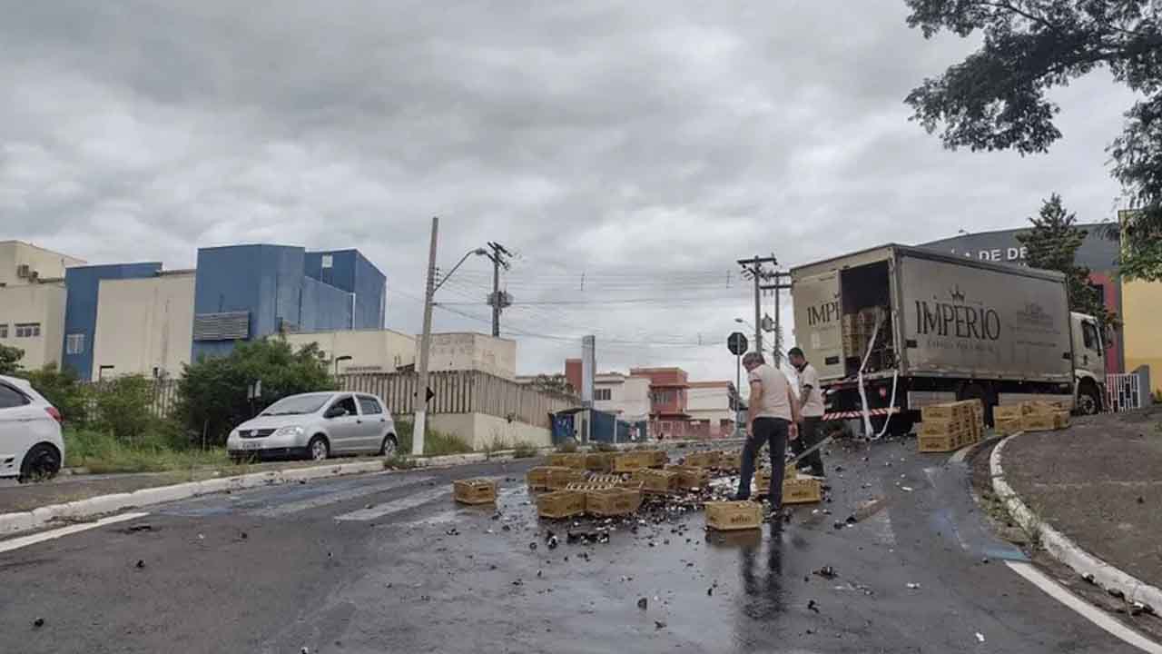 Carga de cerveja cai de caminhão e toma conta de rua de Limeira