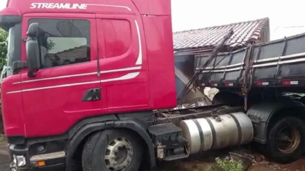 Carreta invade imóvel e motorista foge