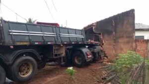 Carreta invade imóvel e motorista foge