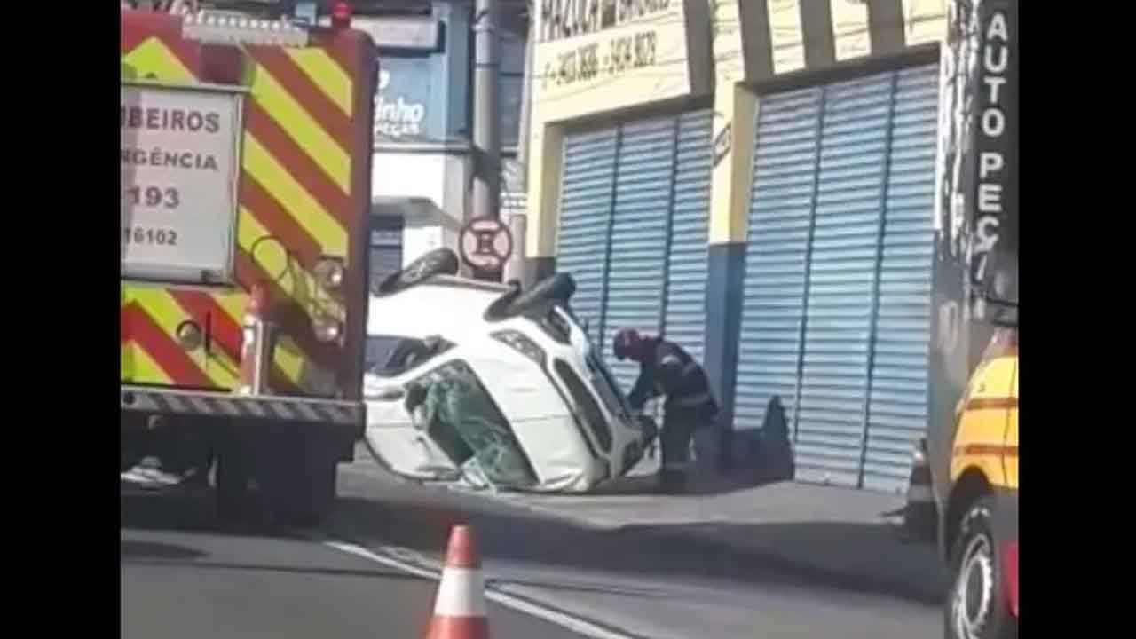 Carro capota em avenida de Piracicaba