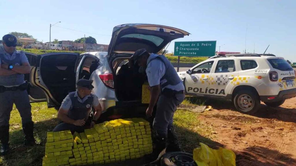 
Policiais apreendem veículo carregado com 210 kg de maconha na Rodovia Geraldo de Barros. Suspeito é preso por tráfico de drogas.