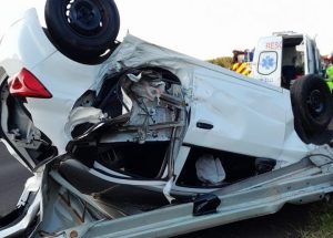 Carro com 4 pessoas capota na Castelinho