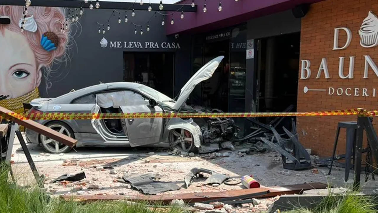 Carro desgovernado invade doceria em Bauru