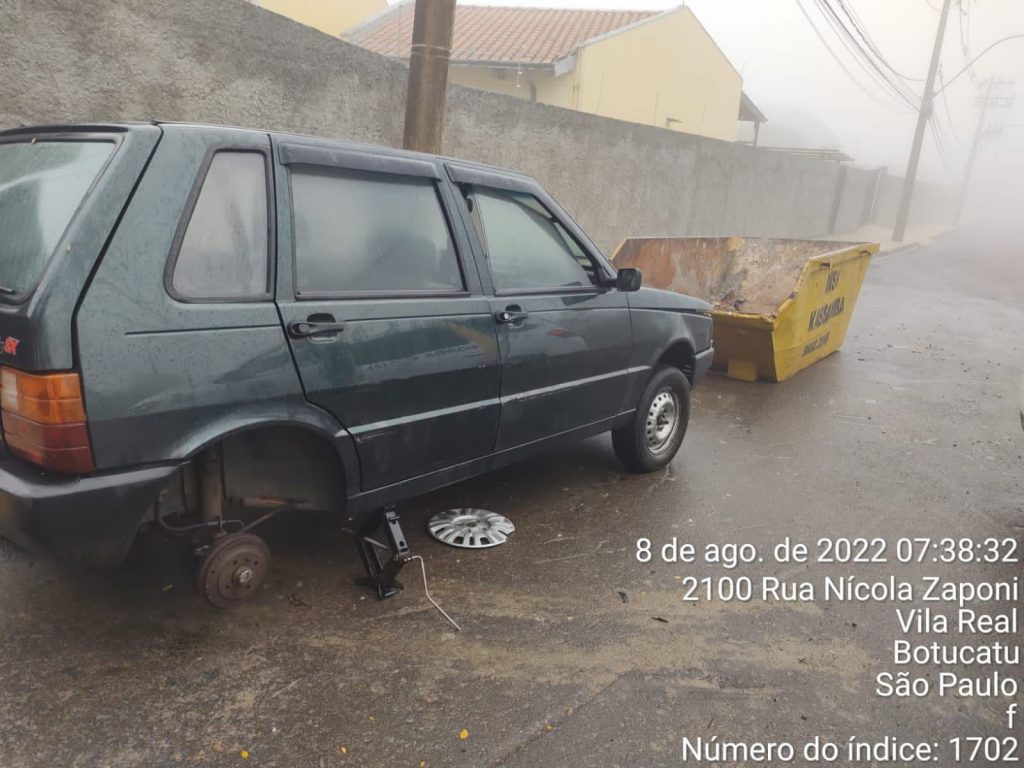 Carro e encontrado depenado na Vila Real 1