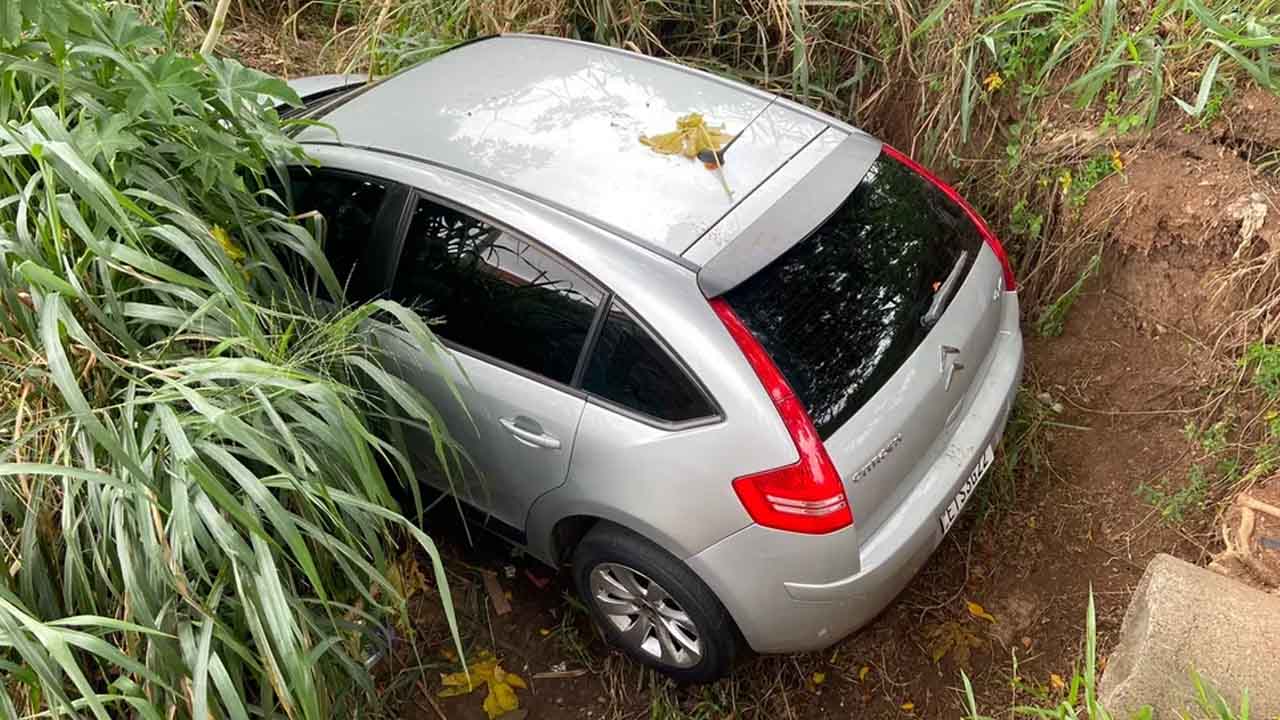 Carro roubado é encontrado dentro de córrego em Piracicaba