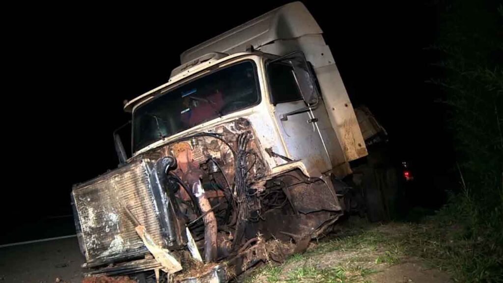 Colisão fatal entre carro e caminhão tira a vida de 4 pessoas em rodovia de São Pedro