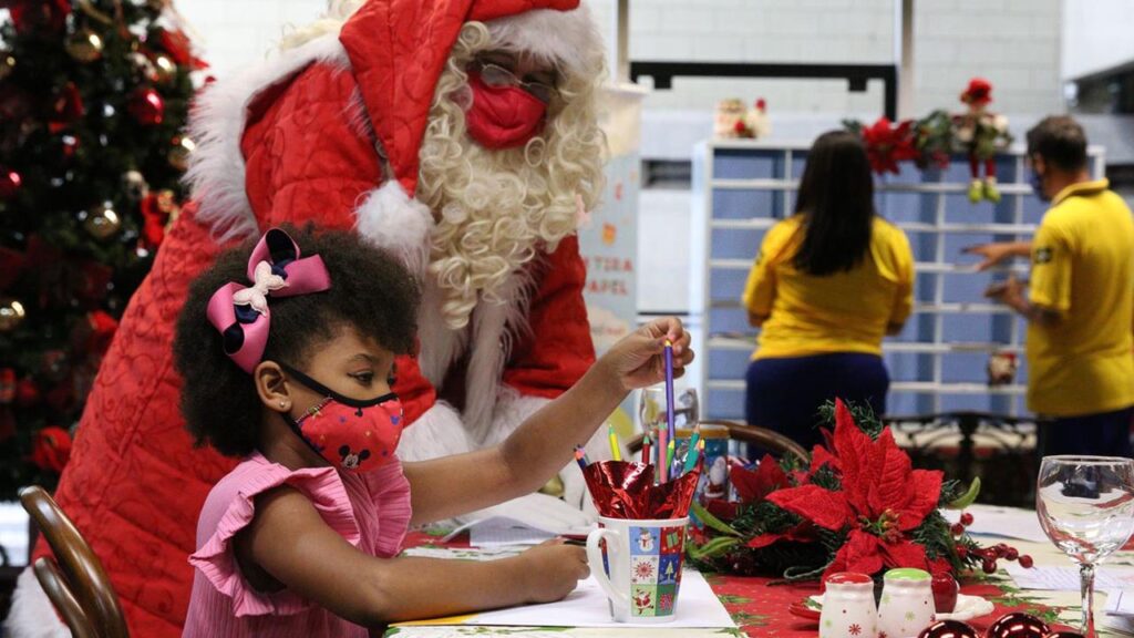 Papai noel entrega presentes a crianças carentes