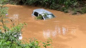 Corpo de Bombeiros encontra carro abandonado dentro de córrego em Piracicaba