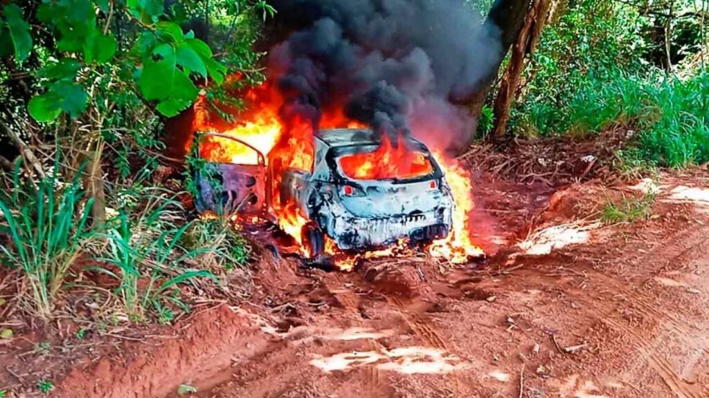 Criminoso esfaqueia motorista de aplicativo e taca fogo em seu veículo