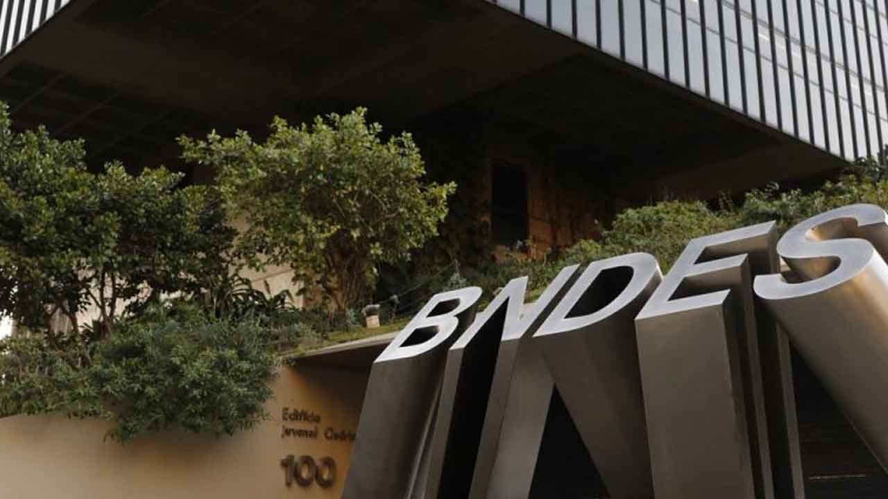 Deputados apresentam projetos para proibir financiamentos do BNDES no exterior