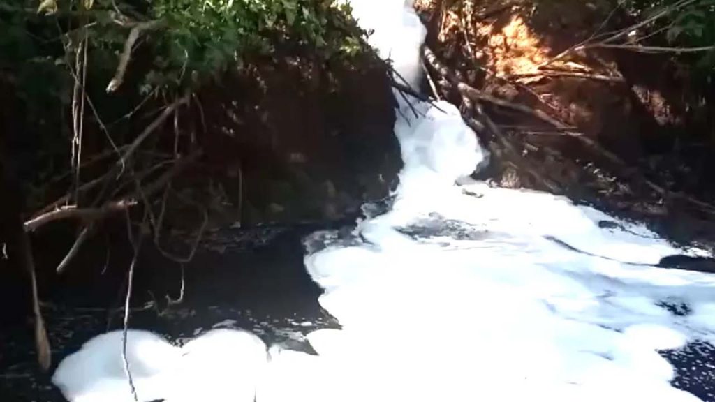 Despejo de estacao de esgoto em afluente do Rio Piracicaba e flagrado pelo Pelotao Ambiental