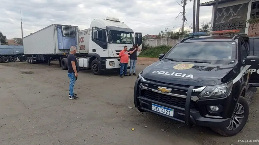 Dois homens são presos com carga roubada de 27 toneladas de carne em Limeira