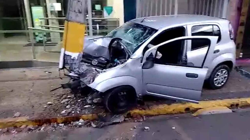 Dormiu ao volante e bateu no poste