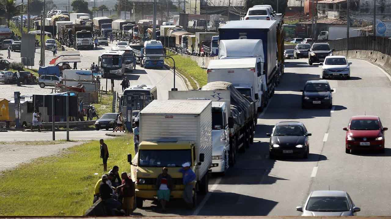 Estradas federais têm 11 interdições e sete bloqueios, diz PRF