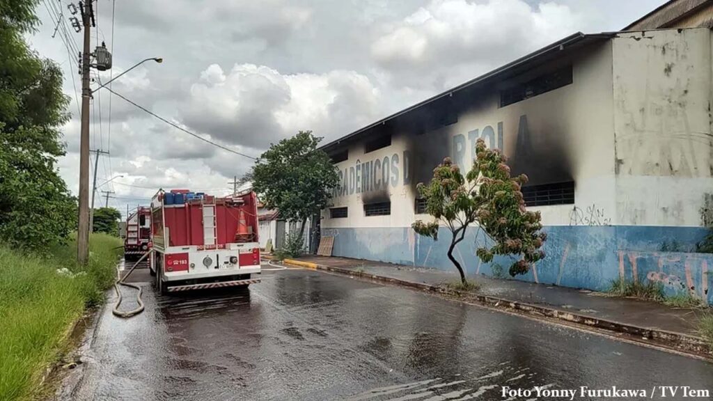 Incêndio atinge escola de samba em Bauru